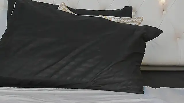 Julia_Martinez_'s cam snapshot