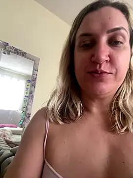 Bia_sexynovaes live sex cam