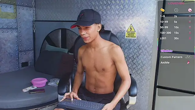 AlanCutee live sex cam