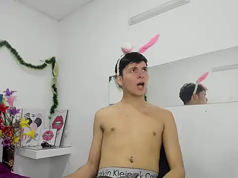 Aaron_Foxxx live sex cam