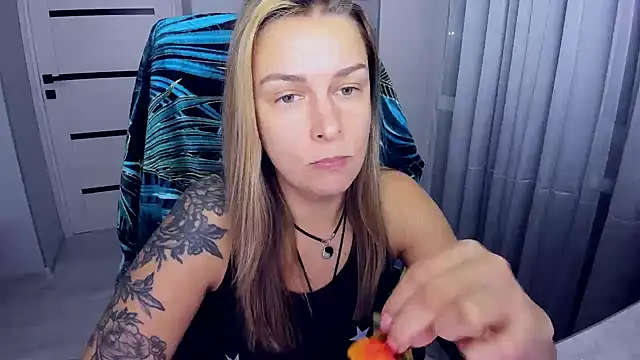 AlexiaDarren's cam snapshot