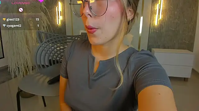 riley_sierra's cam snapshot