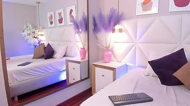 nicole_saenz_'s cam snapshot