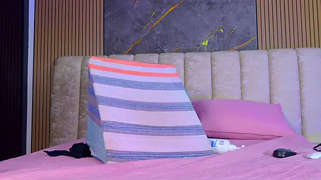 mia_scot's cam snapshot