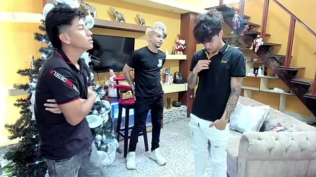 secret-roomies's cam snapshot