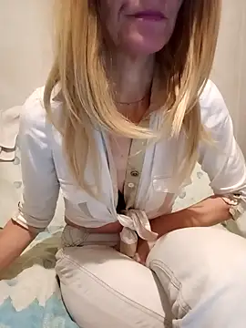 Emma_milf_43's cam snapshot