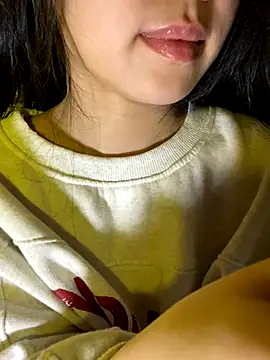 Uyennii02 live sex cam