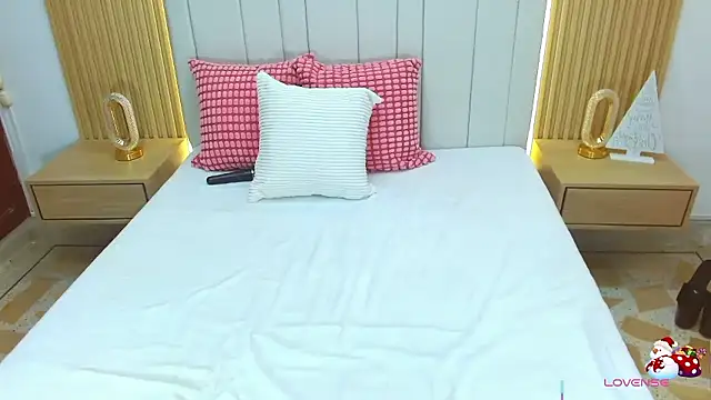 WildScarlet's cam snapshot