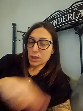 -AliceWonder-'s cam snapshot