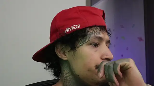 trieone live sex cam