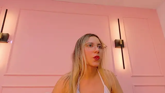 MaddieTease live sex cam