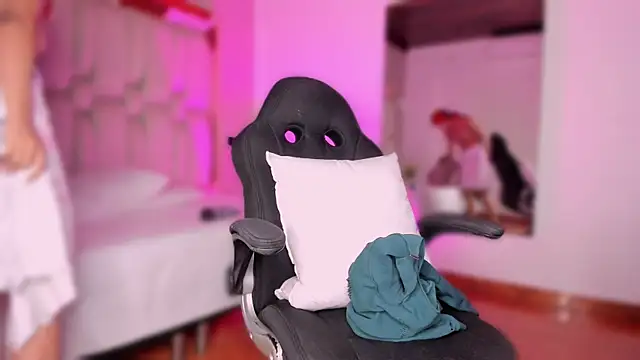 Emmily_Savage's cam snapshot