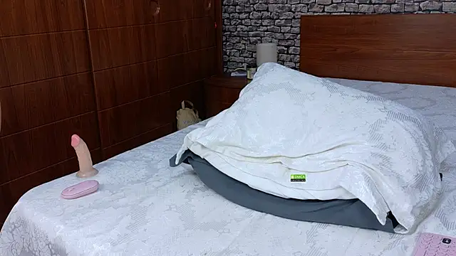 CuteBlondeMe's cam snapshot