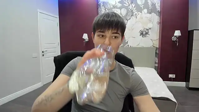 EmiliaYours's cam snapshot