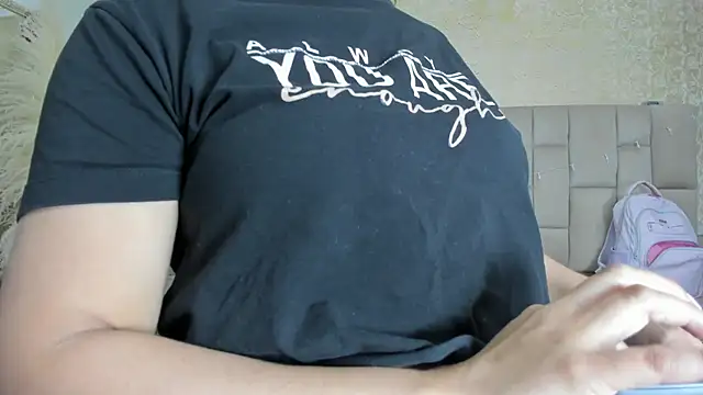 cloesummerr_'s cam snapshot