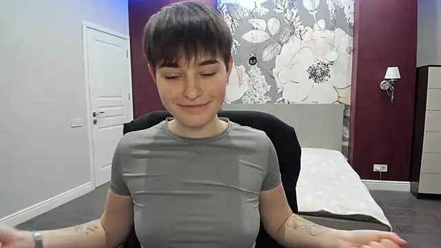 EmiliaYours's cam snapshot