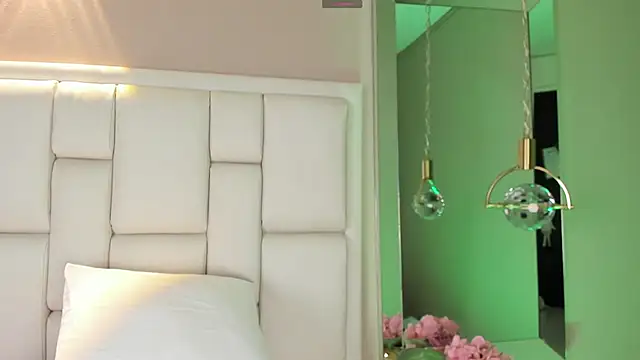 AvyMilton live sex cam