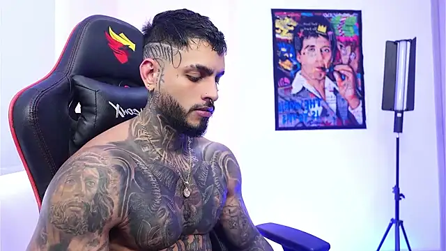 logan_hugh8 live sex cam