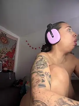 kiaraglam2 live sex cam