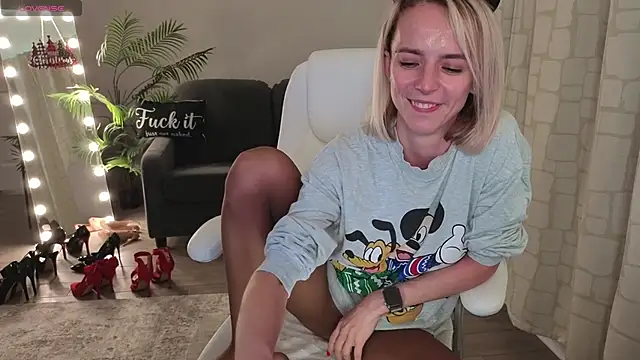 YourMarthaMayer's cam snapshot