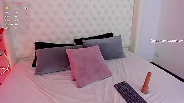 Emily_Hudson_'s cam snapshot