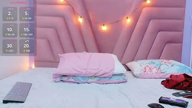 hornybarelylegalgirl's cam snapshot