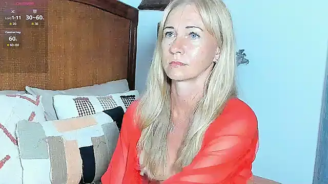 Christine_35's cam snapshot