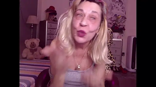 HornyMilf_555 live sex cam