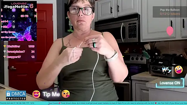 YogaHottie76's cam snapshot