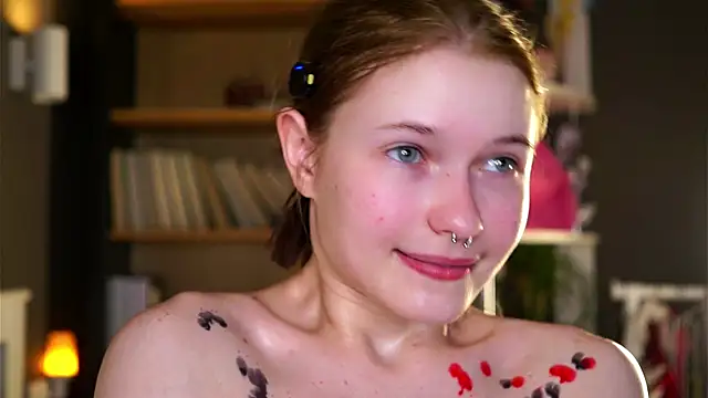 LynHillaire live sex cam