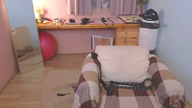 laracroftmansion's cam snapshot