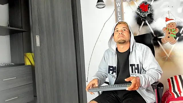 StephaniaAndRandy's cam snapshot