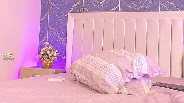 iam_nicolle's cam snapshot