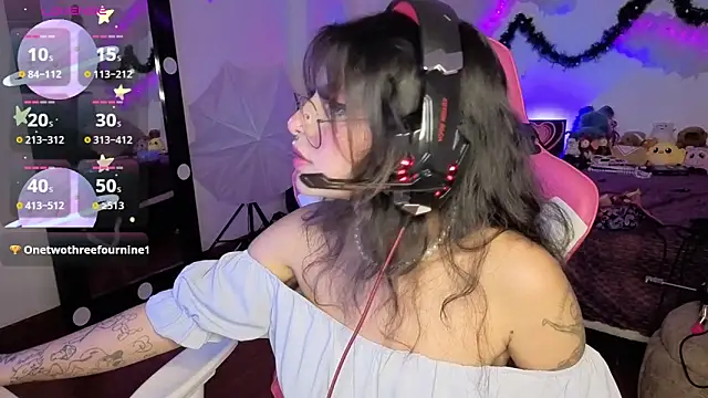 larah_uwu's cam snapshot