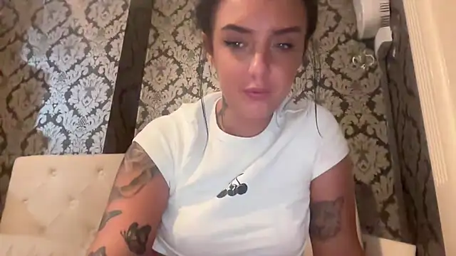 LucyLuxee19's cam snapshot