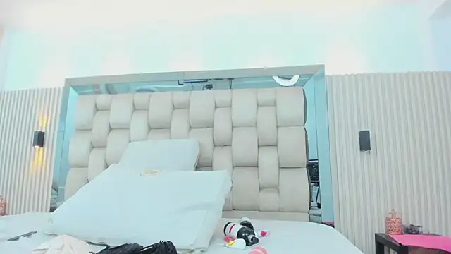 ikia_lopez_'s cam snapshot