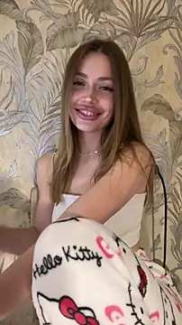 Elizabeth_Tay's cam snapshot