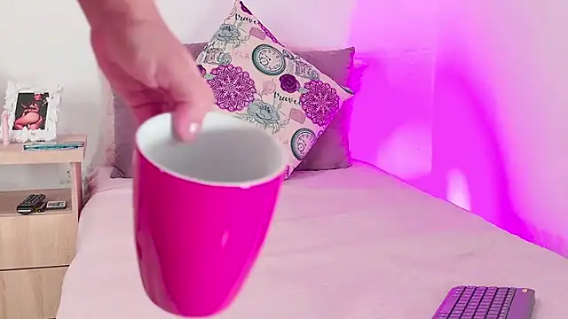 caro_hill's cam snapshot