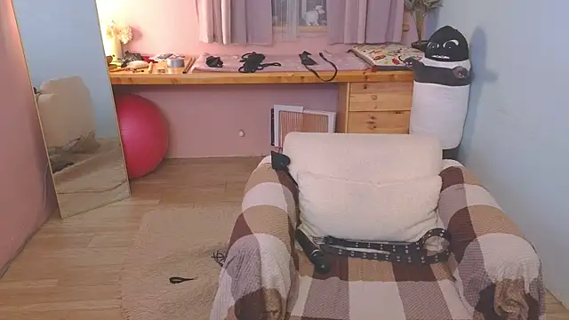 laracroftmansion's cam snapshot