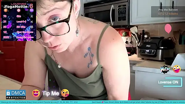 YogaHottie76's cam snapshot