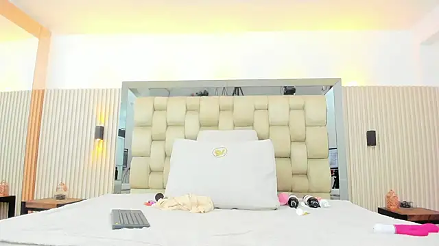 ikia_lopez_'s cam snapshot