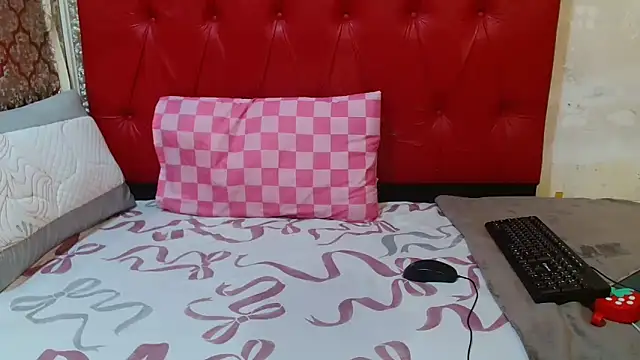 BondiBitch live sex cam