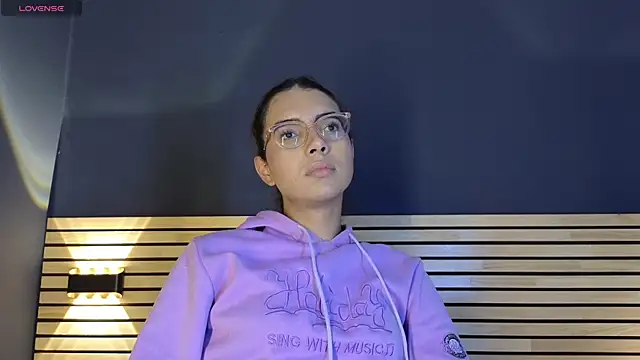 sara_saenz99 live sex cam