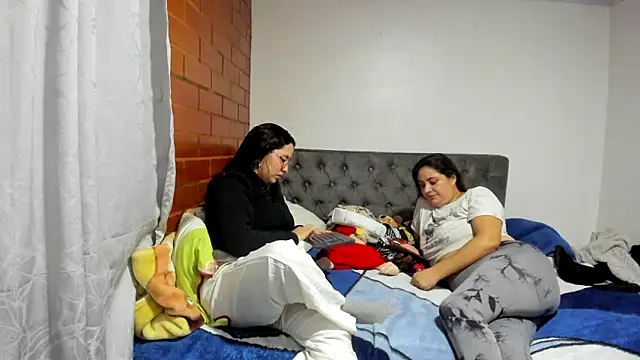 _girls_on_fire_'s cam snapshot