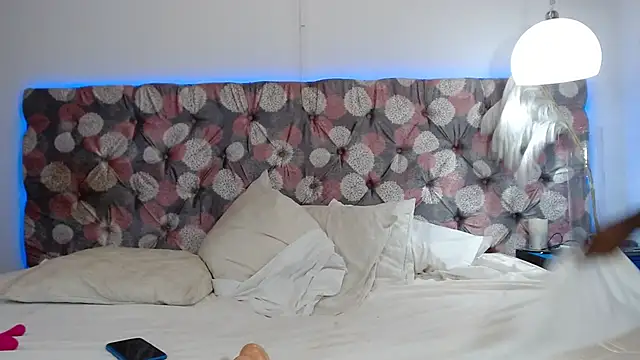 NyraSolenne live sex cam