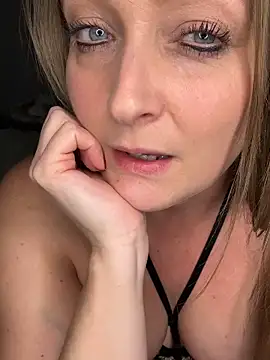 HoneyBluex live sex cam