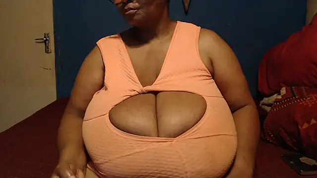 CUTEFIRMMELONSS live sex cam