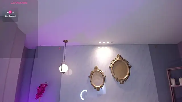 NiaHolland live sex cam