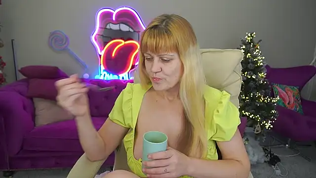 BellaLaPetit live sex cam