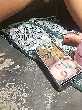 Priya_Bong live sex cam